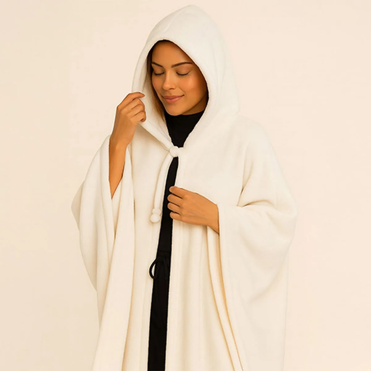 بطانية قابلة للارتداء باللون الأوف وايت - هودي مدمج - خامة مخملية فاخرة - للنساء والرجال