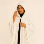 بطانية قابلة للارتداء باللون الأوف وايت - هودي مدمج - خامة مخملية فاخرة - للنساء والرجال